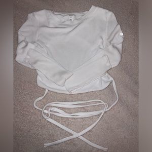 Alo Yoga- Manifest Long sleeve (cropped with waist tie detailing)